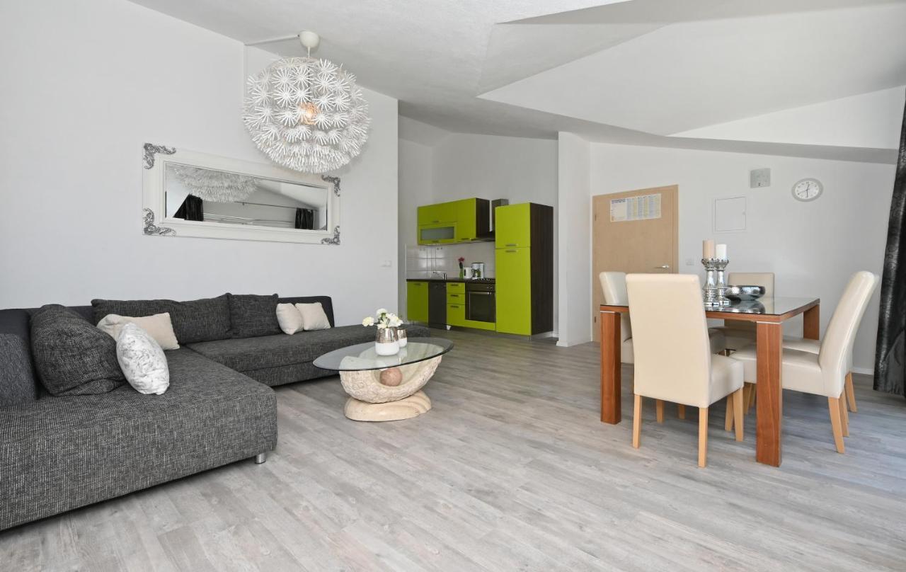 Apartments Villa Filip Trogir Exteriör bild